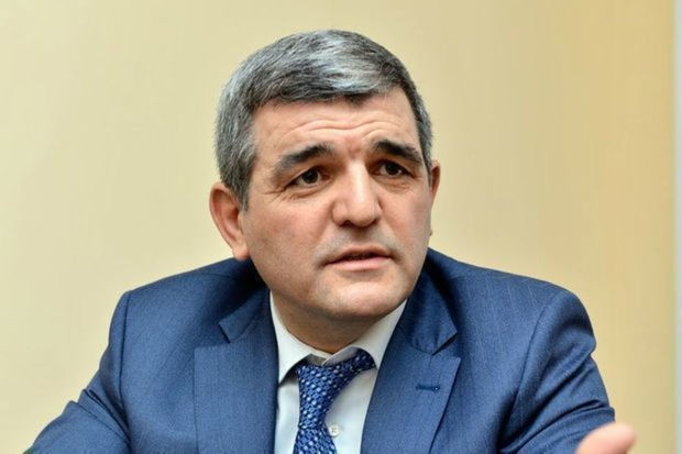 azerbaycanda-deputat-yasadigi-evin-qarsisinda-gullelendi-yenilenib-teferruat